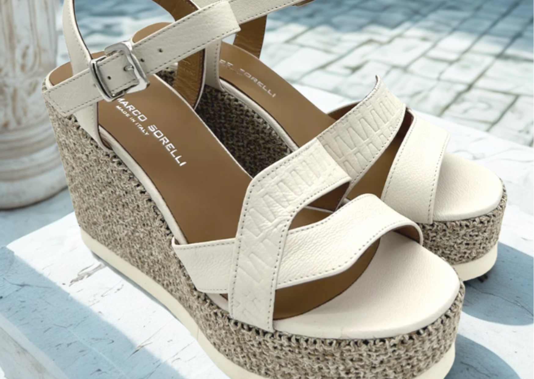 Tendenze sandali con zeppa 2025: modelli, colori, materiali
